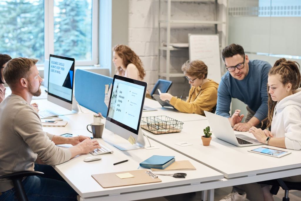 Vale a pena terceirizar criação de site ou contratar equipe interna?